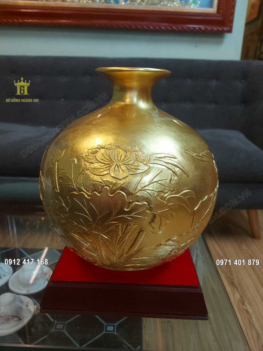 Từ chi tiết, từng họa tiết hoa văn tr&ecirc;n vật phẩm đều được c&aacute;c nghệ nh&acirc;n chạm khắc v&ocirc; c&ugrave;ng tỉ mỉ